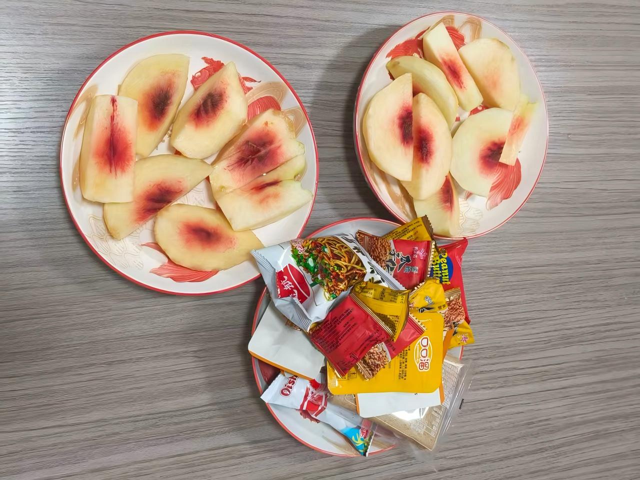 Breskve in prigrizki so poganjali popoldne Zemeijia