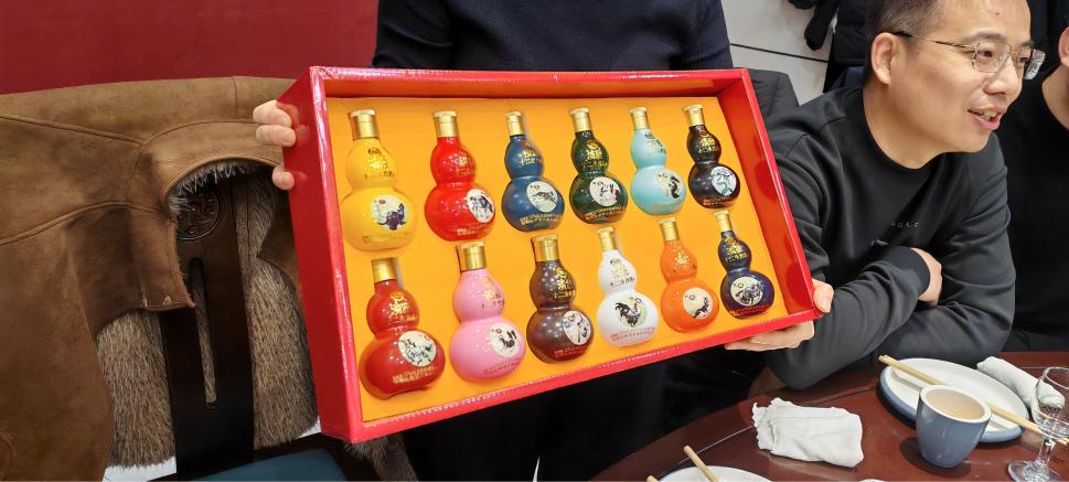 Zemeijia pozdravlja leto konja z letnim ekipnim praznovanjem