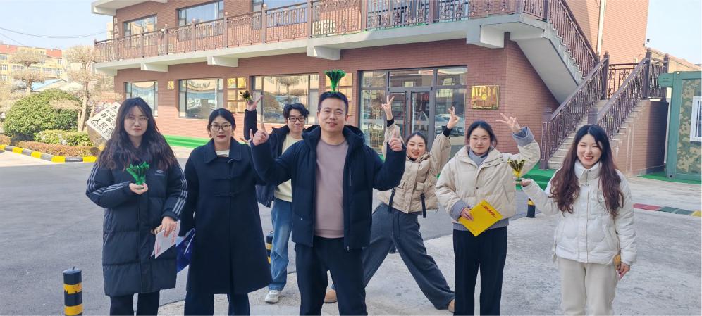 Zemeijia Živahna dejavnost brcanja žogice.