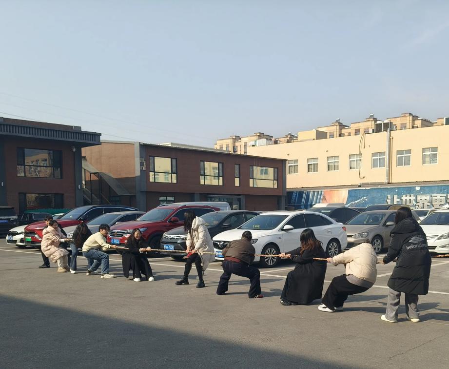 ​Opoldansko vlečenje vrvi in ​​skakanje po vrvi v Zemeijii