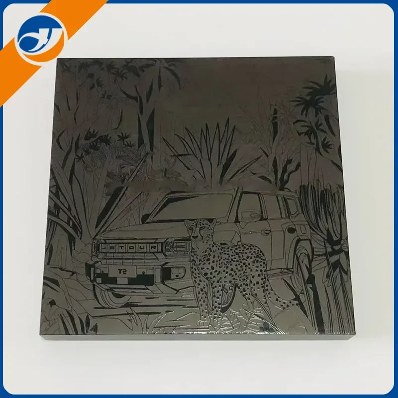 Črna darilna škatla z mat reliefom